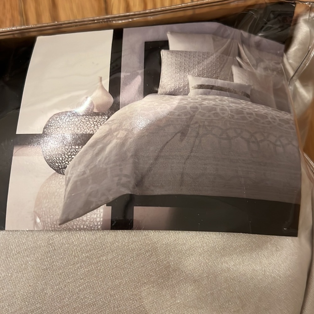 Hotel Collection Queen 16” Bedskirt - Picture 4 of 8